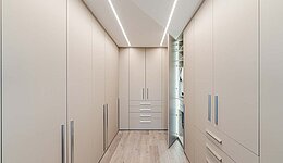 Großes minimalistisches Ankleidezimmer mit Schranktüren für eine schöne Optik