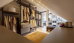 Ankleidezimmer mit einem Stollensystem unter einer Dachschräge realisiert