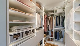 Weißes offenes Ankleidezimmer mit viel Beleuchtung